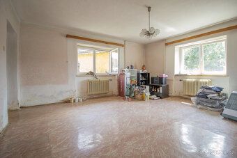 We offer for sale an extensive original house with outbuildings and a generous plot of land…