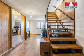 We offer for sale a family house that can also be used as a cottage for recreation.