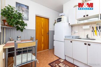 We offer for sale a bright apartment of layout 3+1 and usable area