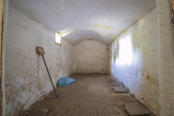 We offer for sale an extensive original house with outbuildings