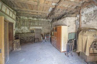 We offer for sale an extensive original house with outbuildings