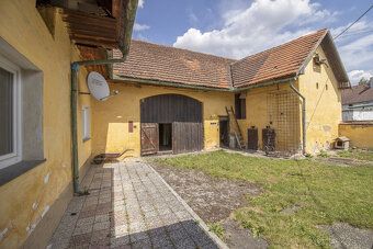 We offer for sale an extensive original house with outbuildings