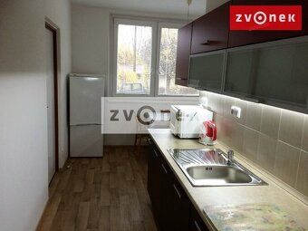 Ev.č. 731151 Prostorná bytová jednotka 2+1 je situována v pě