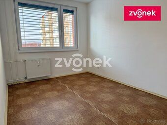 Ev.č. ZL04631 Prostorná bytová jednotka 4+1 je situována v r