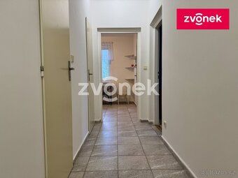 Ev.č. ZL04632 Prostorná bytová jednotka 1+1 je umístěná v př