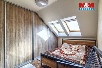 V klidné ulici v Nehvizdech stojí udržovaný řadový dům, kter