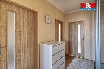 V klidné ulici v Nehvizdech stojí udržovaný řadový dům, kter