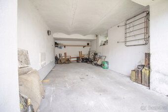 We offer for sale an extensive original house with outbuildings and a generous plot of land…
