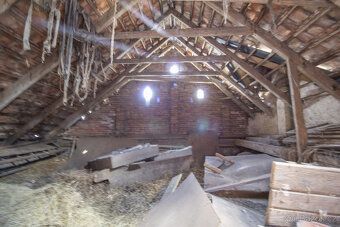 We offer for sale an extensive original house with outbuildings and a generous plot of land…