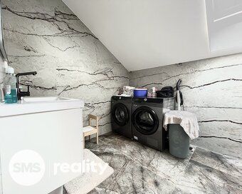 Nabízíme k pronájmu slunný a prostorný byt 3+kk o velikosti 