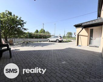 Nabízíme k pronájmu slunný a prostorný byt 3+kk o velikosti 