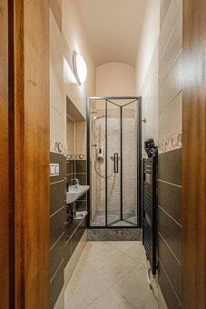 We offer for sale a fully equipped and established profitable accommodation unit