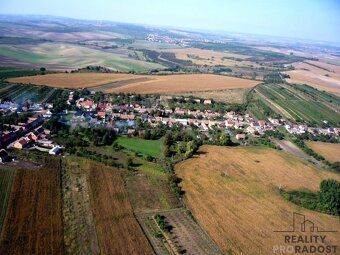 Build your dream house 4+kk with pool and garage in the heart of Moravia
