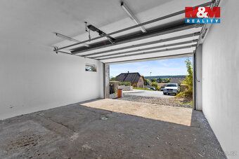 Looking for a spacious house in nature yet close to Prague?