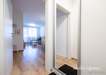 K dlouhodobému podnájmu nabízíme byt 2+kk s terasou a parkov