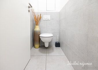 K dlouhodobému podnájmu nabízíme byt 2+kk s terasou a parkov