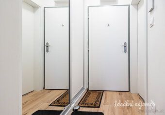 K dlouhodobému podnájmu nabízíme byt 2+kk s terasou a parkov