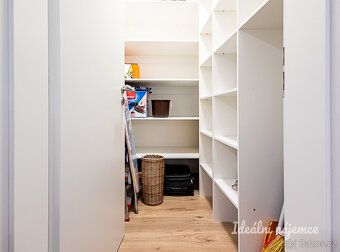 K dlouhodobému podnájmu nabízíme byt 2+kk s terasou a parkov