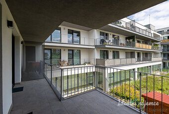 K dlouhodobému podnájmu nabízíme byt 2+kk s terasou a parkov