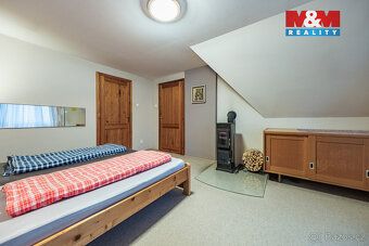 We offer exclusively for sale a family house with layout 10 + 2