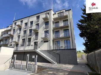 Dovoluji si Vám nabídnout tento krásně světlý a moderní byt 