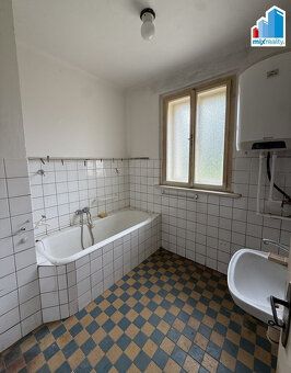 Nabízím k prodeji dvoupodlažní, celkově podsklepený rodinný 