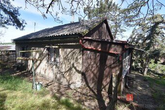 Stavební pozemek 1 090 m² s výhledem na zámek a skalním útva