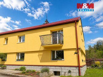 Nabízíme k pronájmu prostorné vrchní patro rodinného domu o 