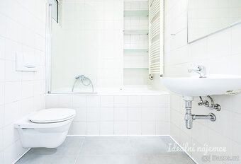 Nabízíme k dlouhodobému podnájmu světlý mezonetový byt 2+kk 