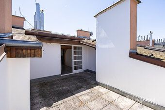 Nabízíme k dlouhodobému podnájmu světlý mezonetový byt 2+kk 