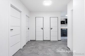 Nabízíme k dlouhodobému podnájmu světlý byt 3+1 o ploše 80 m