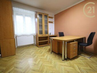 Nabízíme k pronájmu prostorný byt 4+1 v rodinném domě po rev