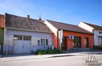 We offer for sale a family house intended for demolition in the wine region