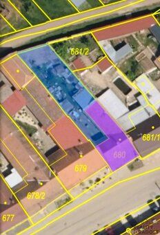 We offer for sale a family house intended for demolition in the wine region