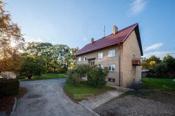 We offer for sale a renovated, spacious and very bright 