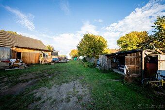 We offer for sale a renovated, spacious and very bright 