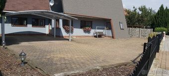 Přizemní dům.Obytná plocha 270m2 + garáž pro 4 auta + kryté 