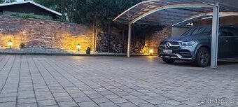 Přizemní dům.Obytná plocha 270m2 + garáž pro 4 auta + kryté 