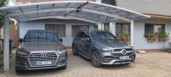 Přizemní dům.Obytná plocha 270m2 + garáž pro 4 auta + kryté 