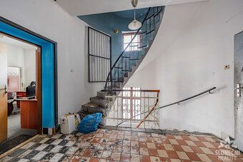 We offer for sale an exceptional corner tenement house that is located in the absolute center…