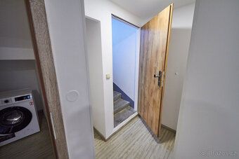 Obývací pokoj 35m2 s plně vybavenou kuchyňskou linkou s kera
