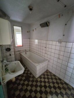 We offer for sale a family house of 70 m² with layout 2+1 in the village of Třebíč