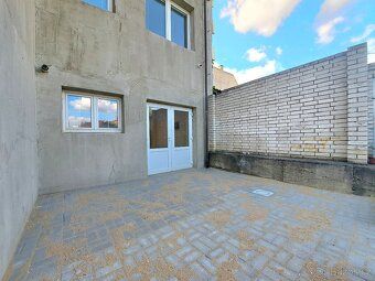 Pronájem nového, velkého bytu 3+1 o 200 m2 v přízemí. Byt se