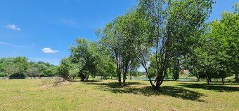 We offer for sale a beautiful large plot of land on the banks of the Vltava in