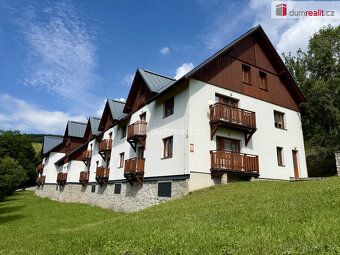 Refundable deposit of 2x monthly rent. Real Estate Agency commission is 1x monthly rent.