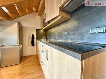 Refundable deposit of 2x monthly rent. Real Estate Agency commission is 1x monthly rent.