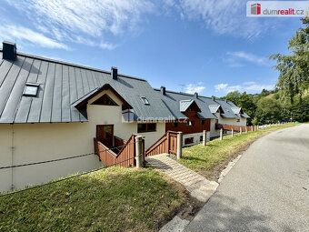 Refundable deposit of 2x monthly rent. Real Estate Agency commission is 1x monthly rent.