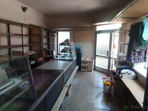 We offer for sale a large family house with a shop - shops in the ground floor, located in the…