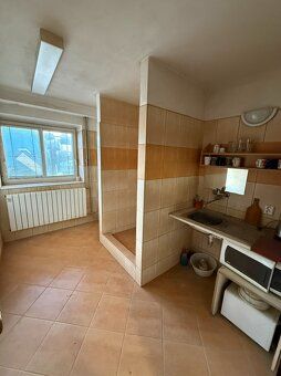 I offer for rent a spacious and fully equipped carpentry workshop