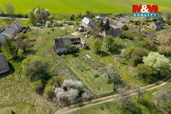 We offer for sale three plots in the picturesque village of Štoutov